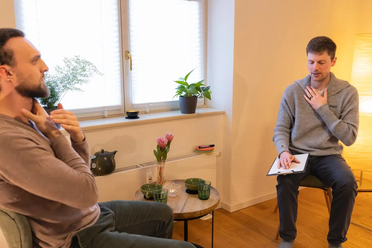 Dr. Christopher Schwake, Psychologe, bei einer Coaching und Therapie Sitzung in Potsdam