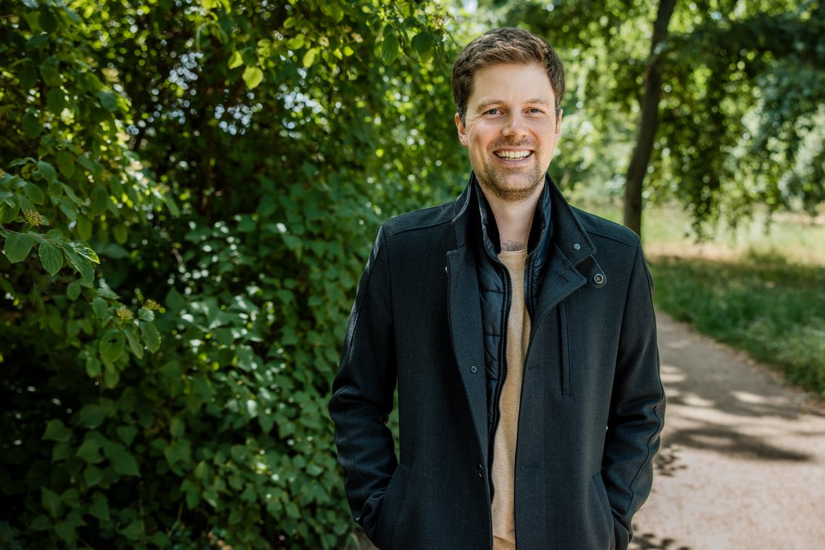 Dr. Christopher Schwake im Park in Potsdam